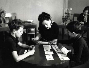 Maria Montessori et enfants