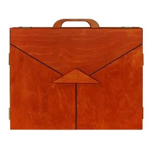 Butaï en bois teinté verni, volets découpe triangle callicephale Butai en bois teinte verni ferme rec w